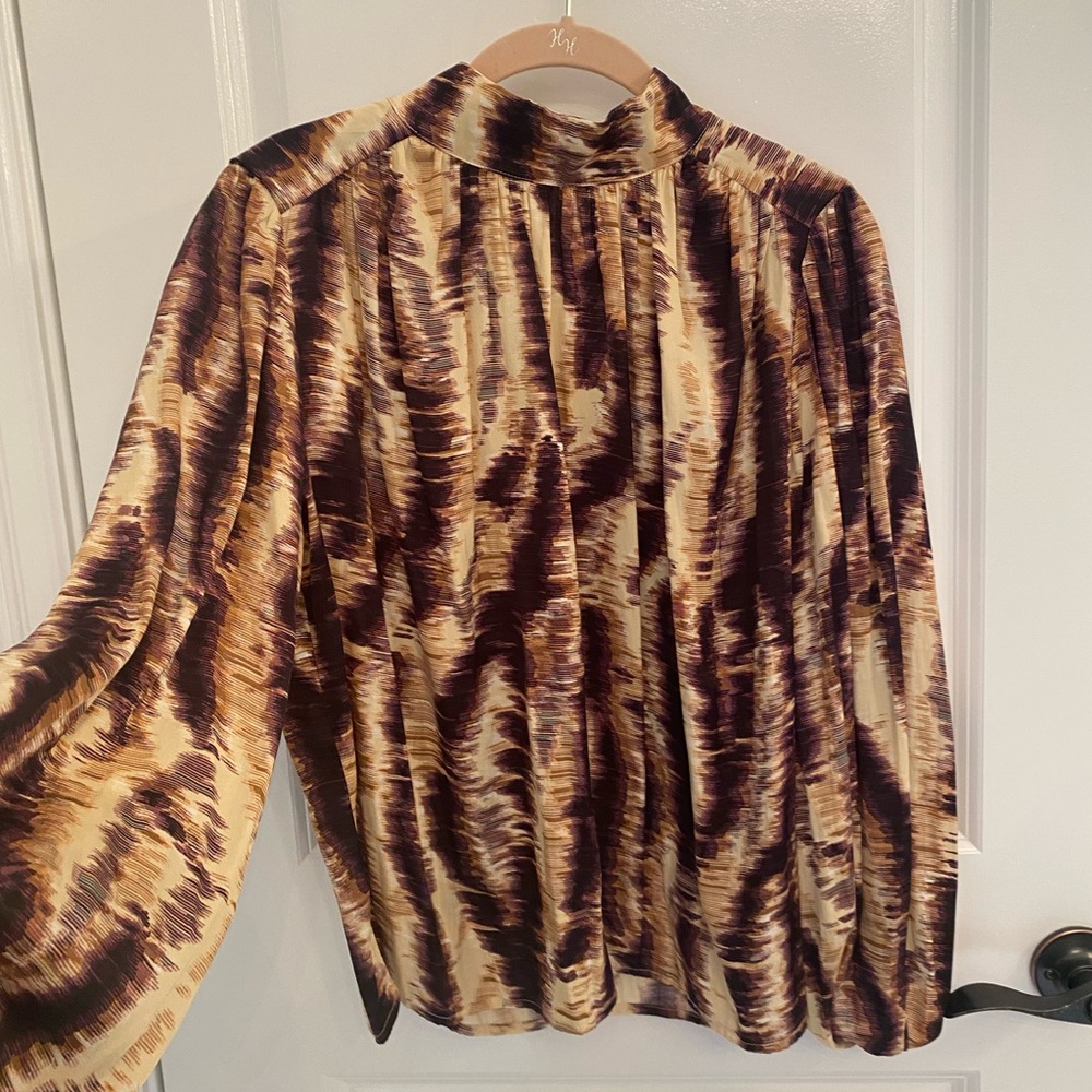 Like new button neck mock turtle lightweight